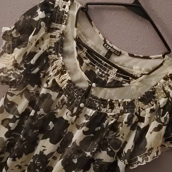 Sheer floral top - Picture 2 of 3